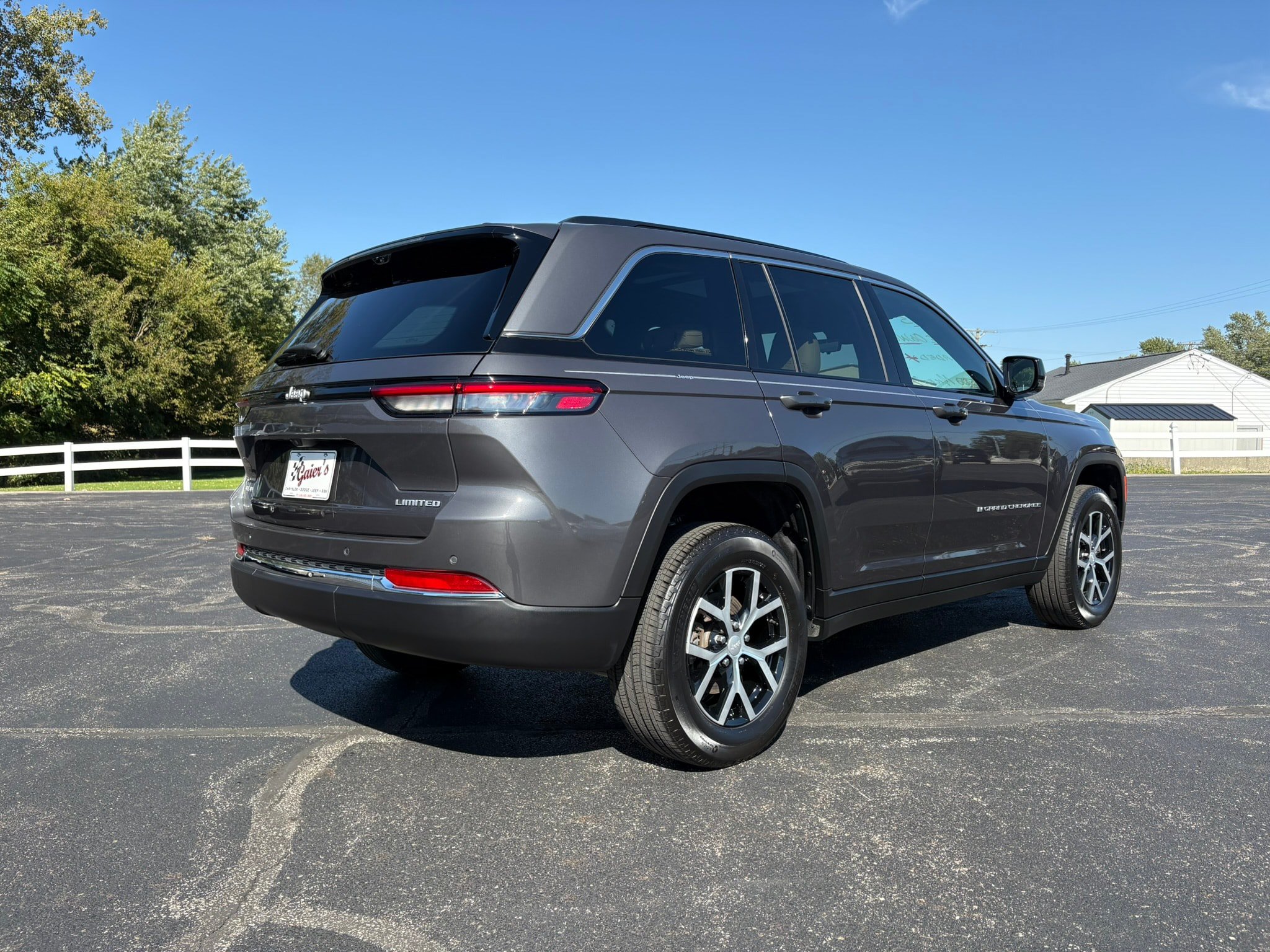 Used 2025 Jeep Grand Cherokee Limited w/ Luxury Tech Group II AWD/4WD image 10