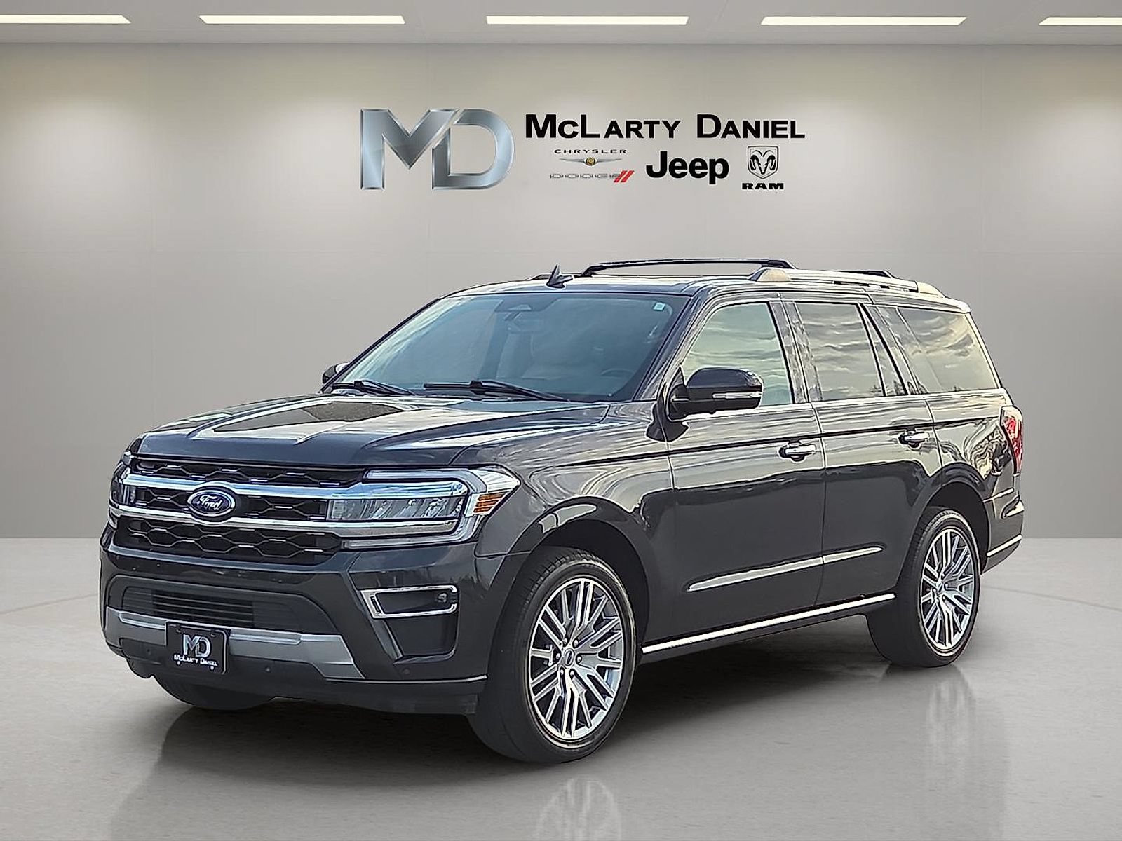 Used 2024 Ford Expedition Limited AWD/4WD image 2