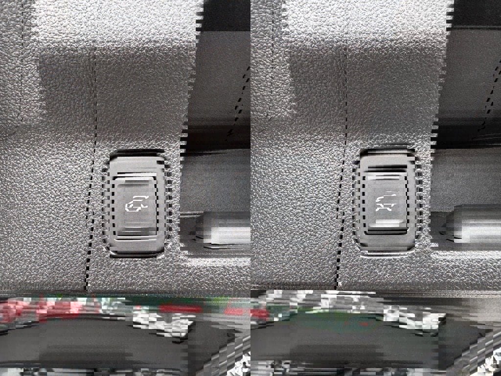 Used 2023 GMC Acadia SLE w/ Driver Convenience Package image 11