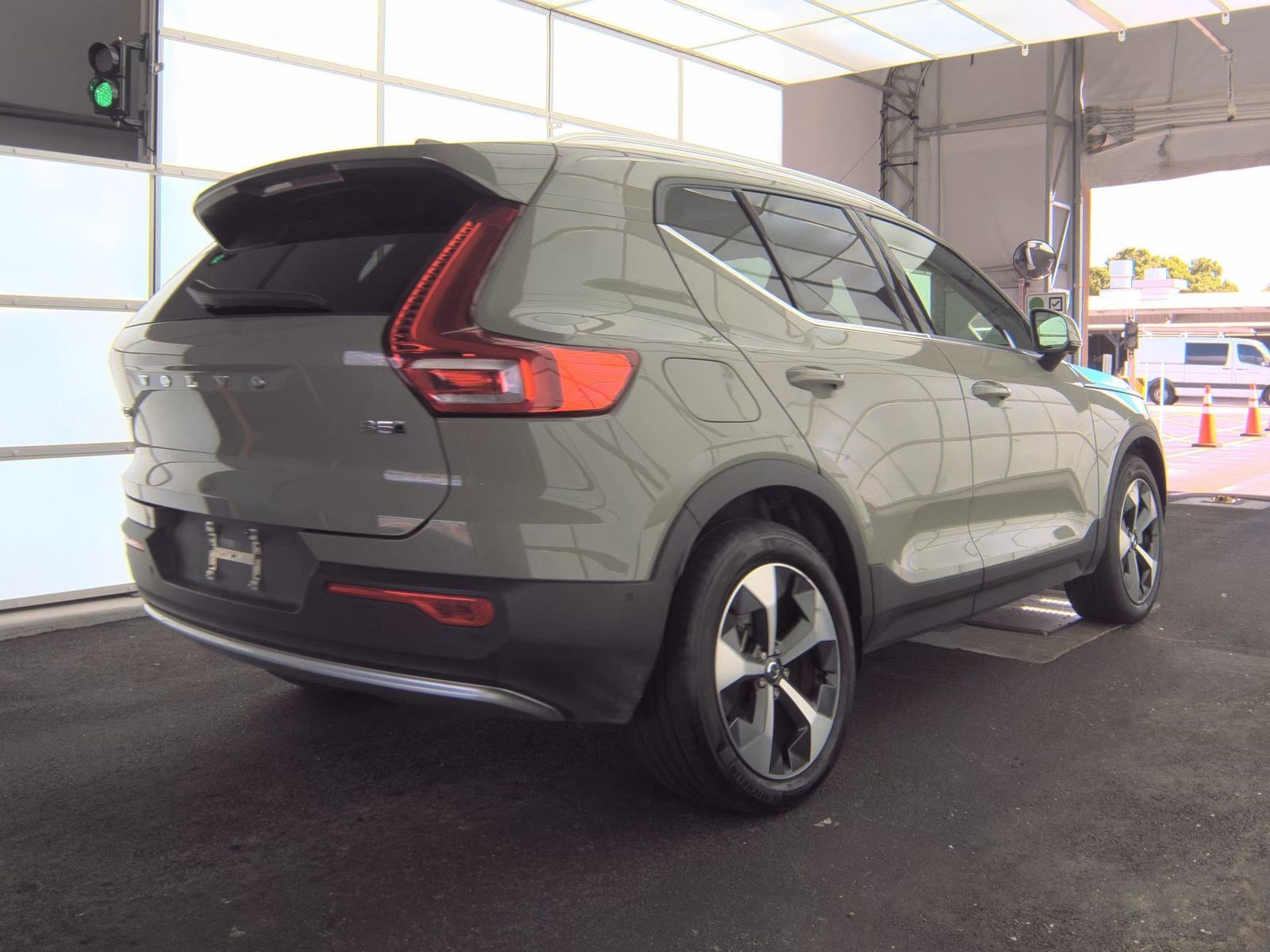 Used 2023 Volvo XC40 B5 Plus w/ Protection Package Premier AWD/4WD image 4