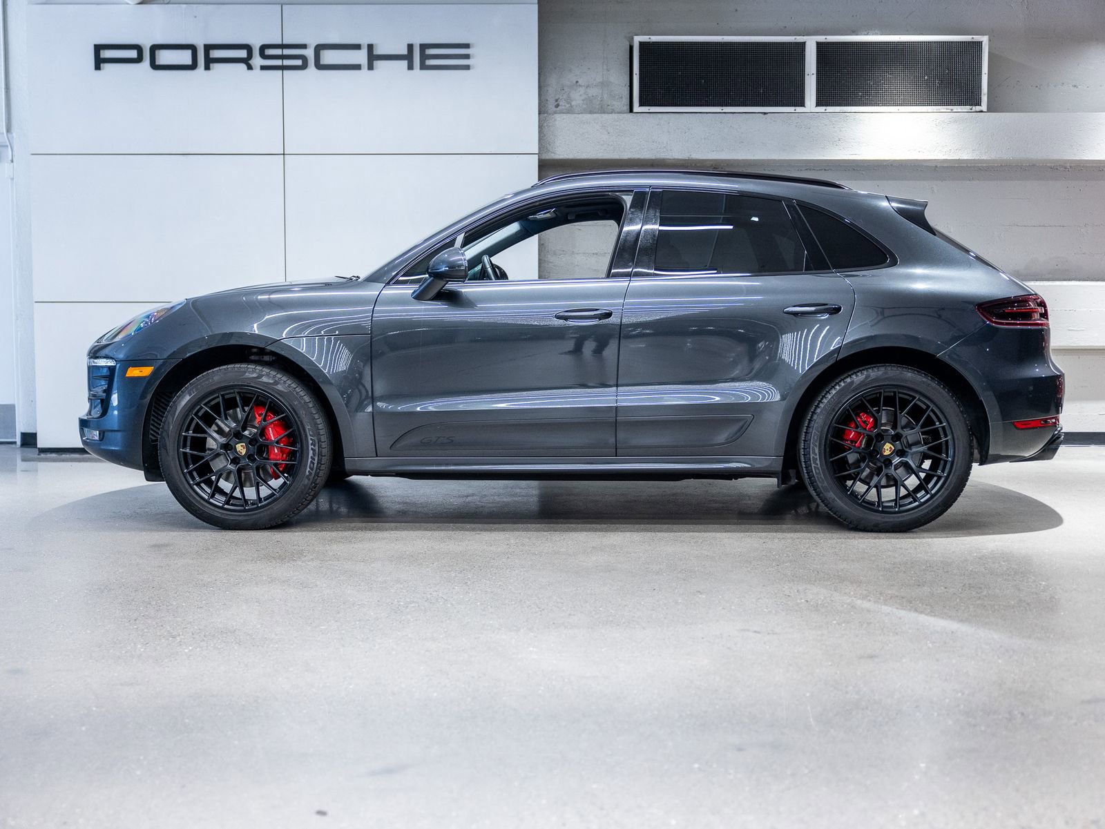 Used 2018 Porsche Macan GTS AWD/4WD image 2