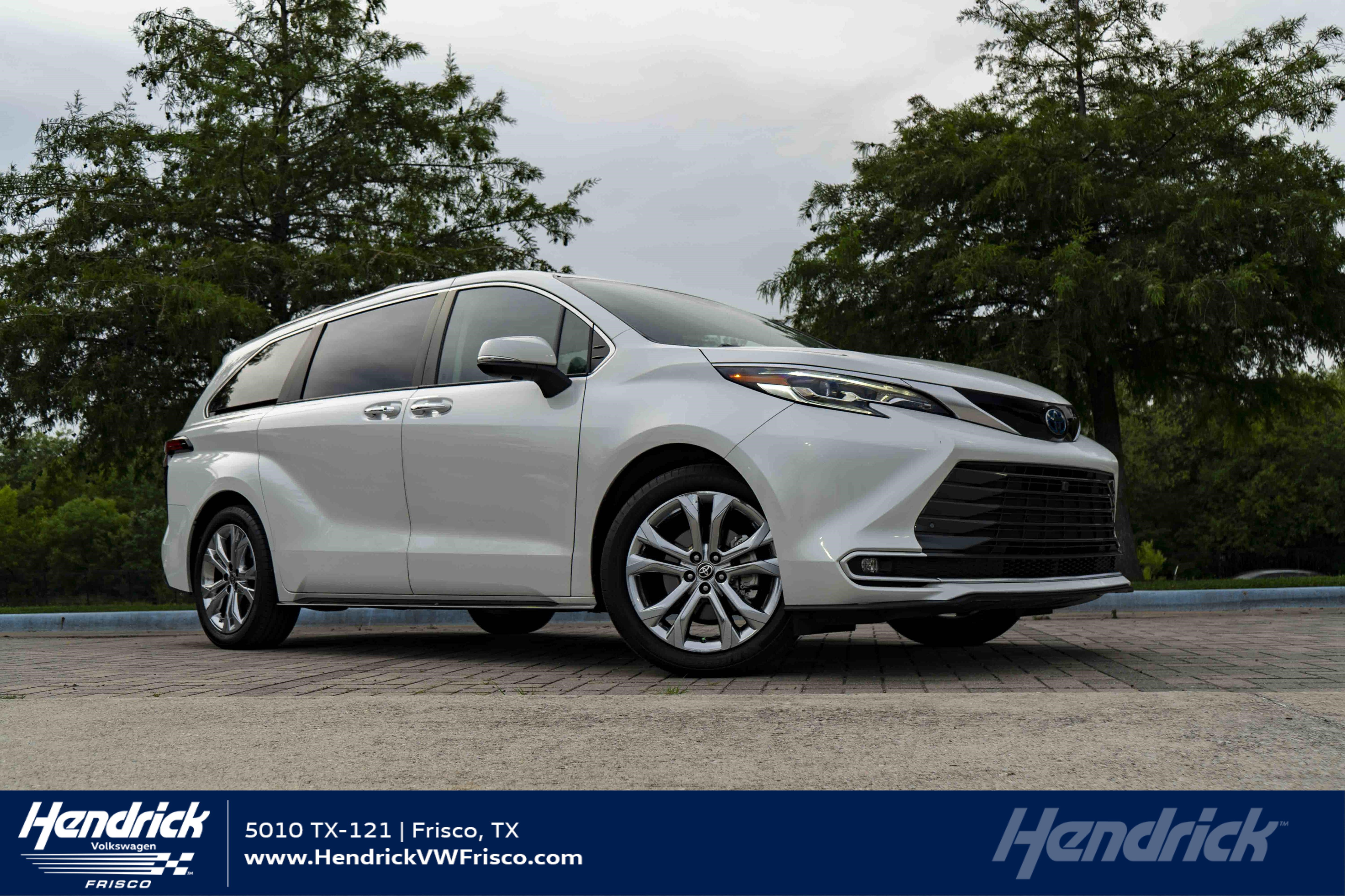 Used 2024 Toyota Sienna Platinum FWD image 1