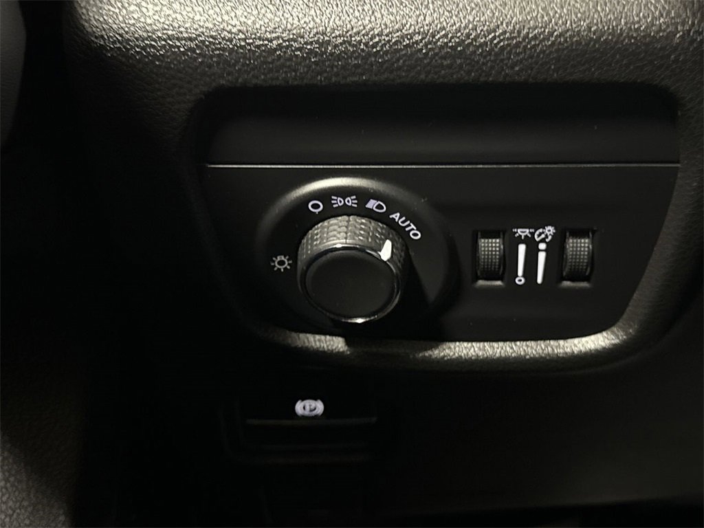 Used 2023 Jeep Grand Cherokee Laredo image 17