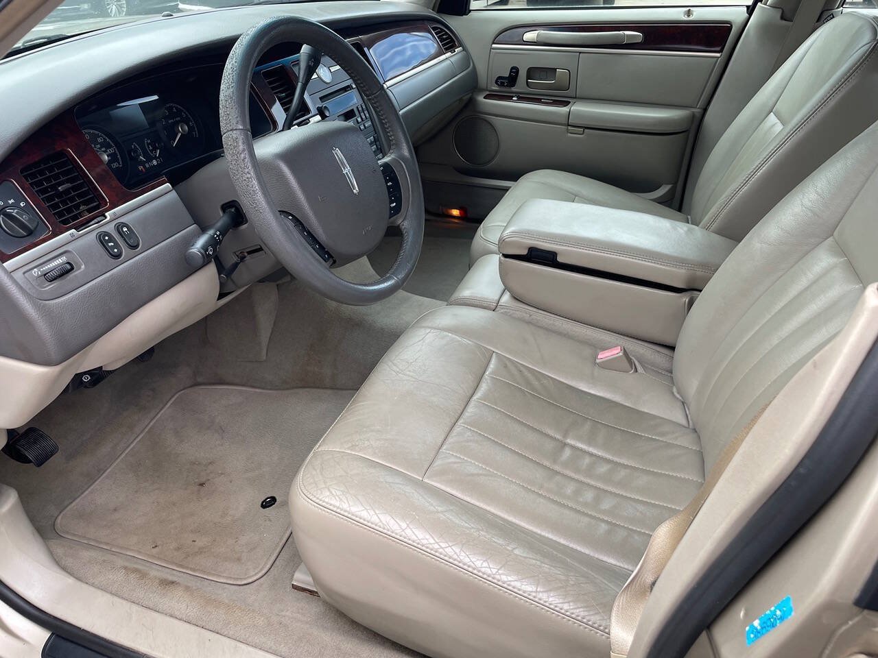 Used 2007 Lincoln Town Car Signature RWD image 14