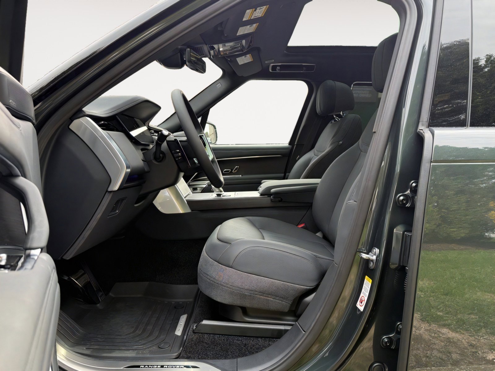 New 2025 Land Rover Range Rover SE image 6