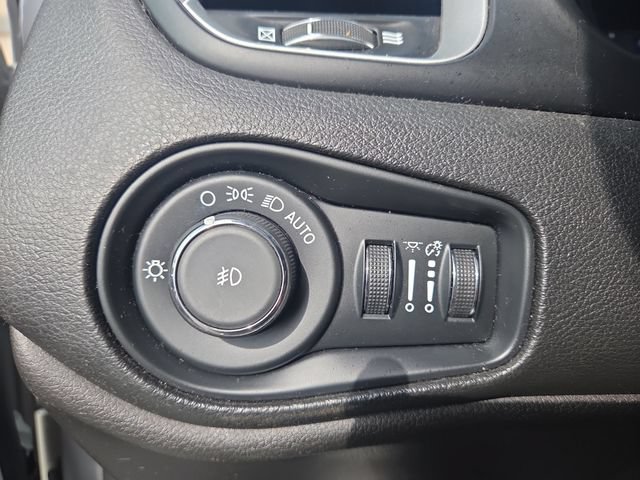 Used 2019 Jeep Renegade Latitude AWD/4WD image 18