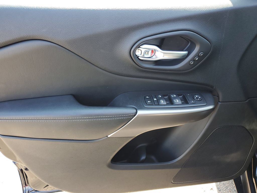 Used 2020 Jeep Cherokee Limited AWD/4WD image 19