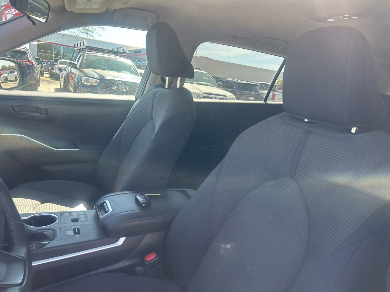 Used 2025 Toyota Highlander LE image 6
