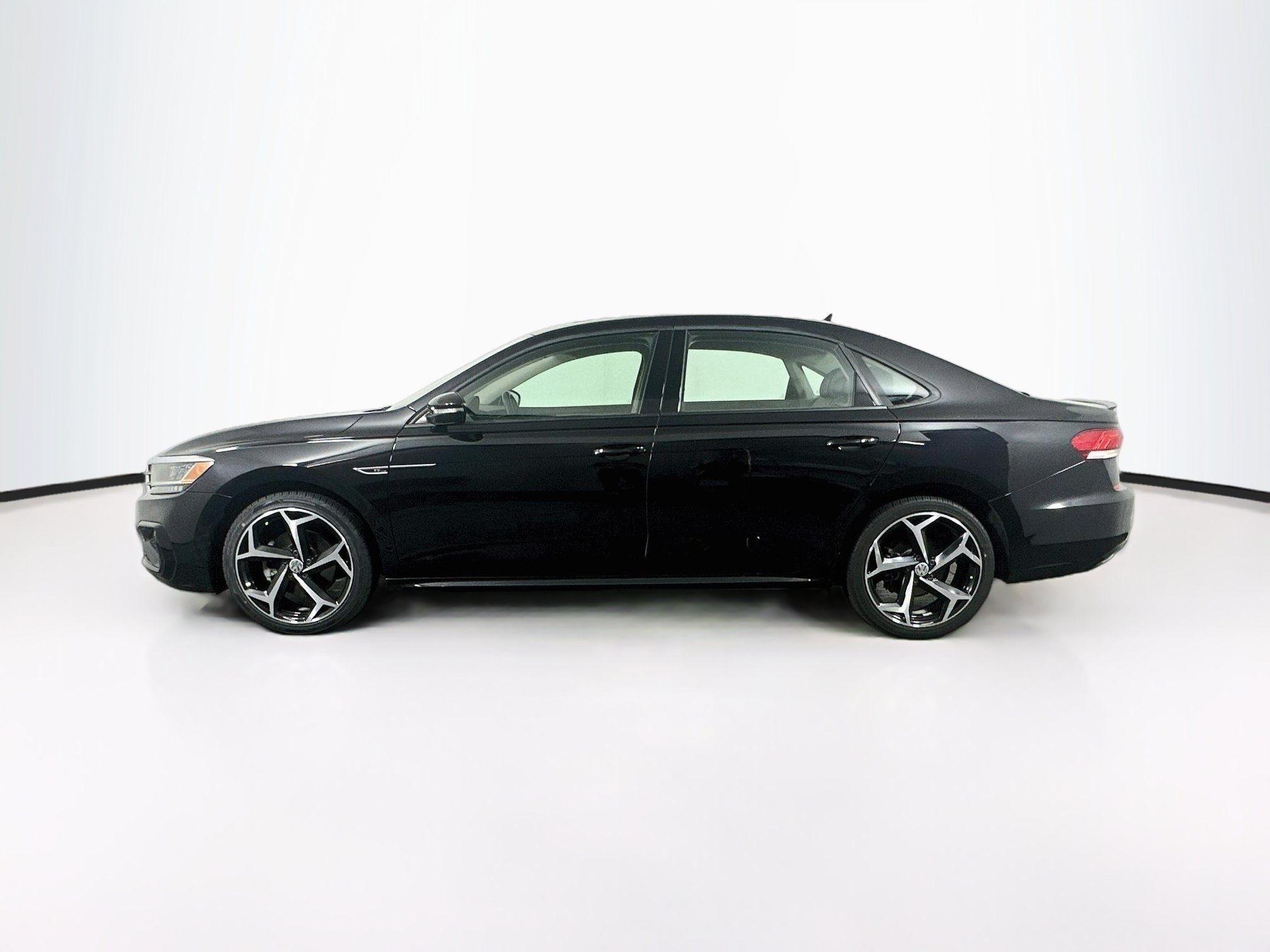 Used 2020 Volkswagen Passat 2.0T R-Line FWD image 4