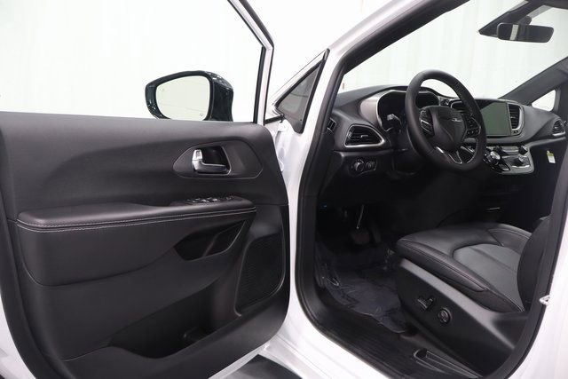 New 2026 Chrysler Voyager LX image 9