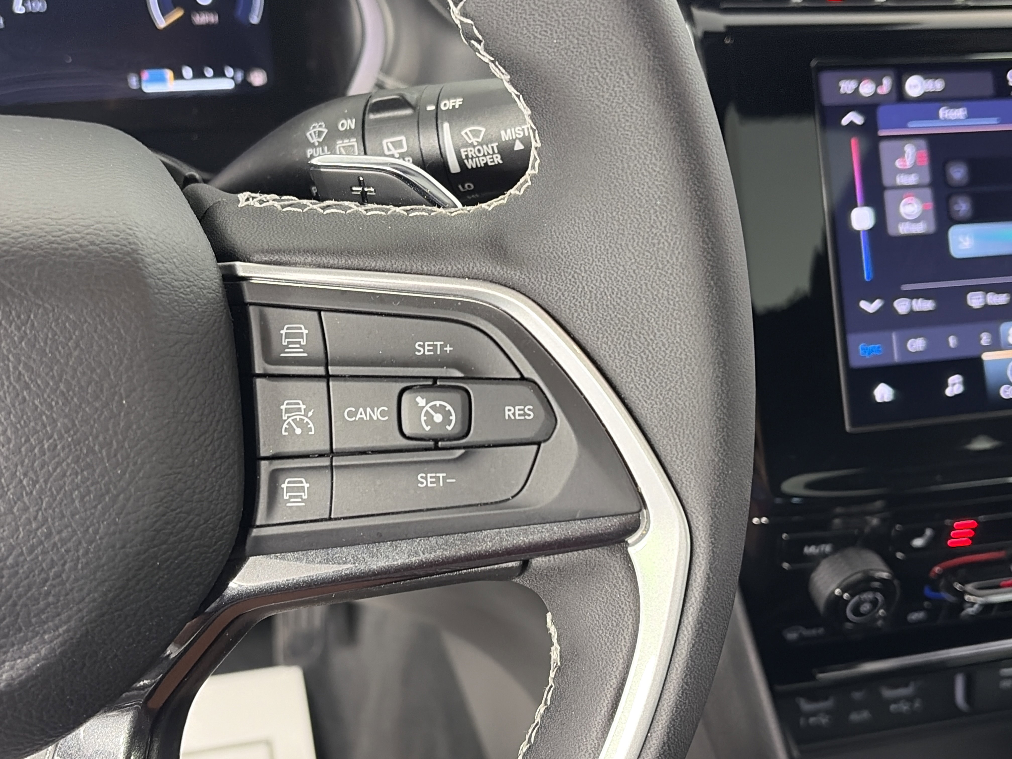 Used 2023 Jeep Grand Cherokee L Laredo image 32