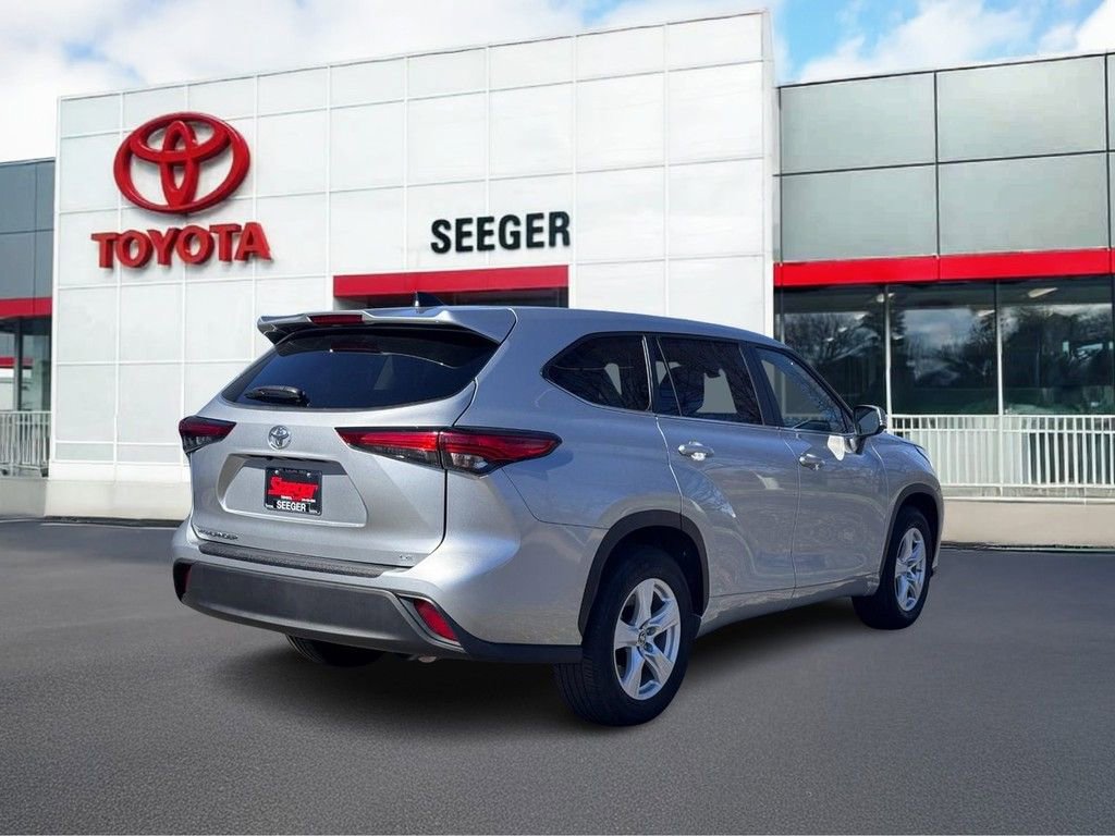 Used 2023 Toyota Highlander LE image 3