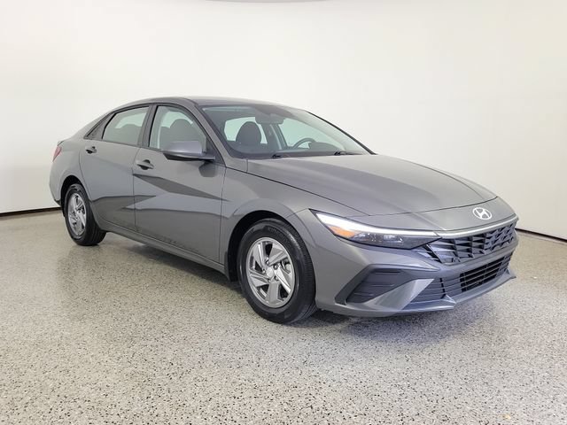 Used 2025 Hyundai Elantra SE FWD image 4