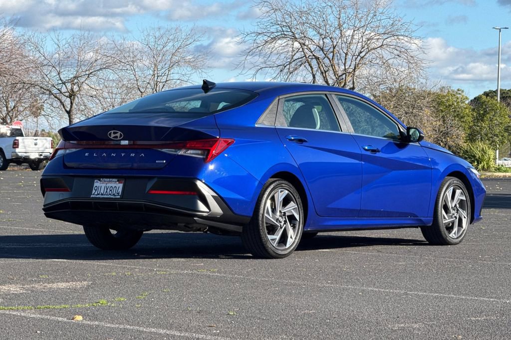 Used 2025 Hyundai Elantra Limited image 4