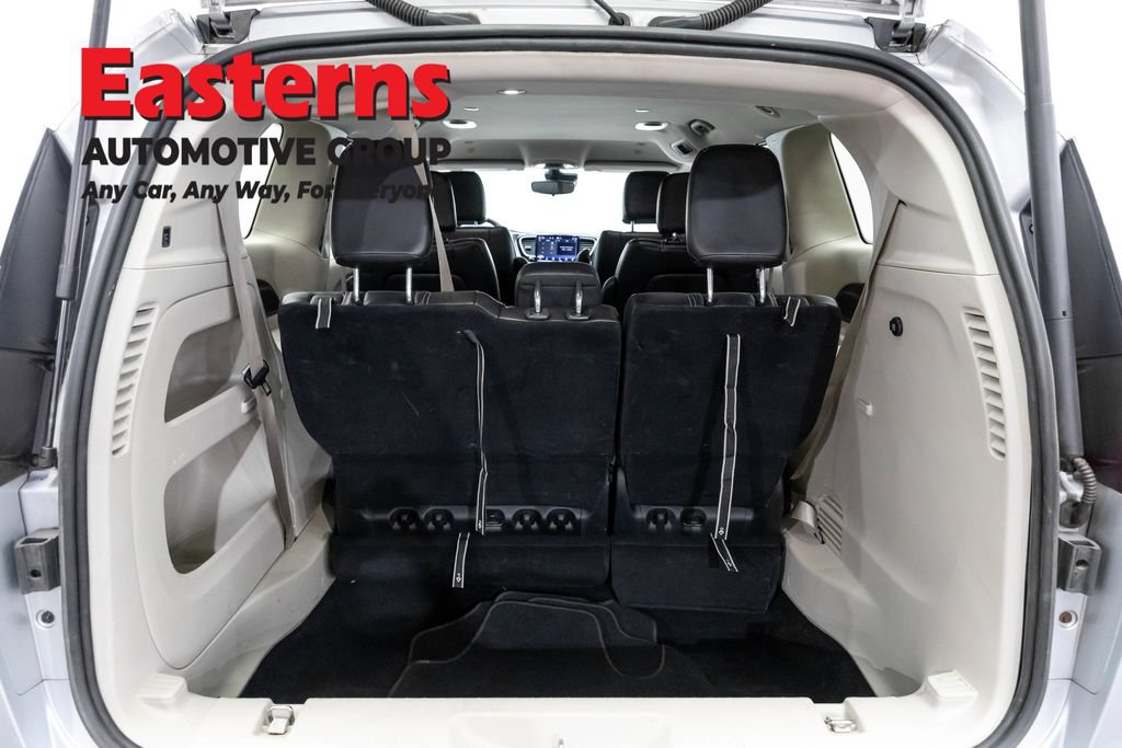 Used 2024 Chrysler Pacifica Touring-L FWD image 9