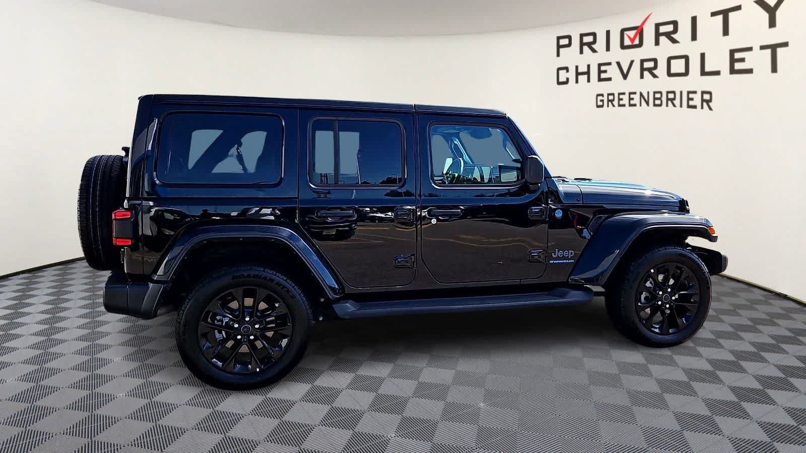 Used 2025 Jeep Wrangler Unlimited Sahara AWD/4WD image 9