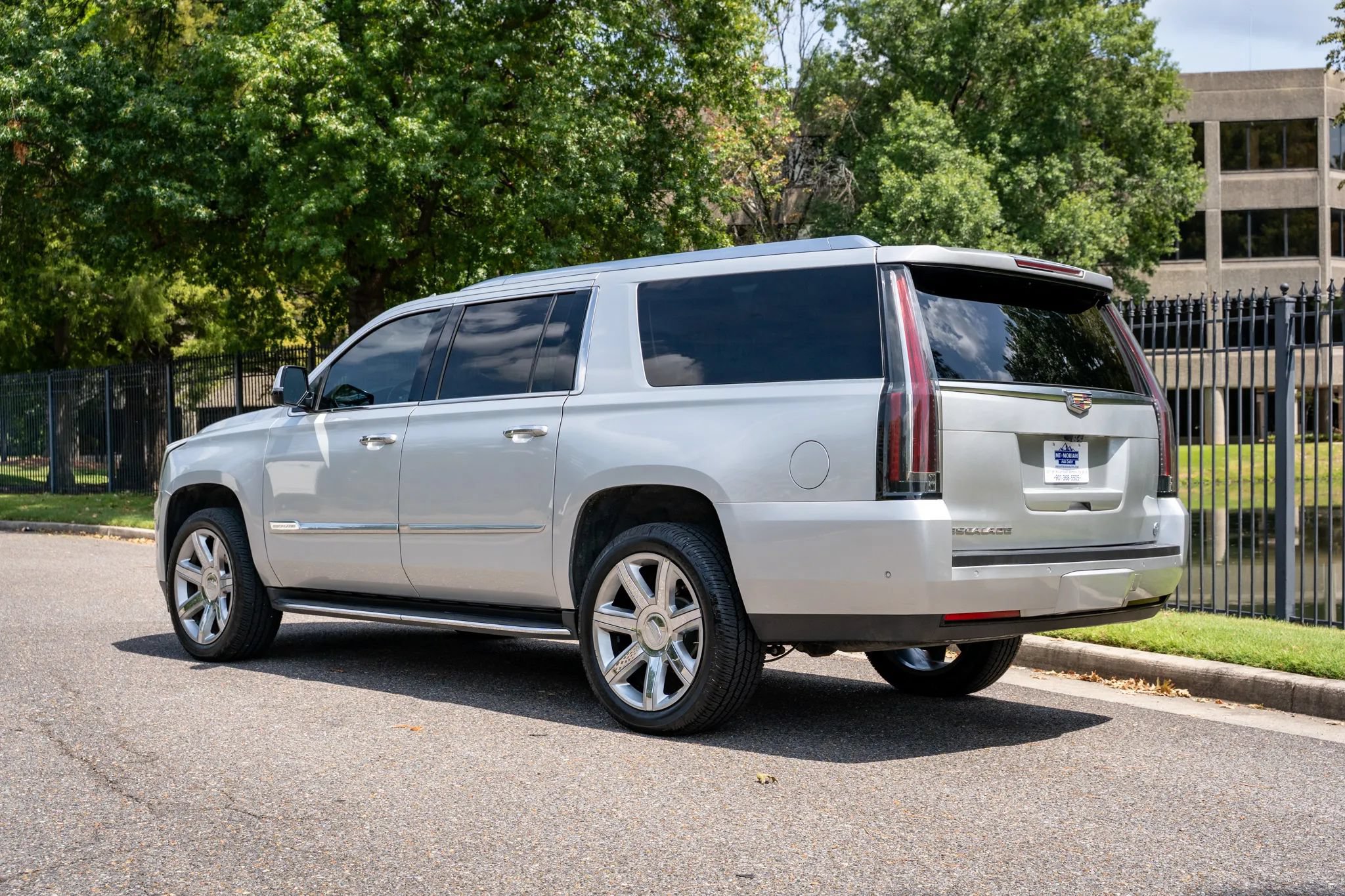 Used 2018 Cadillac Escalade ESV Luxury RWD image 8
