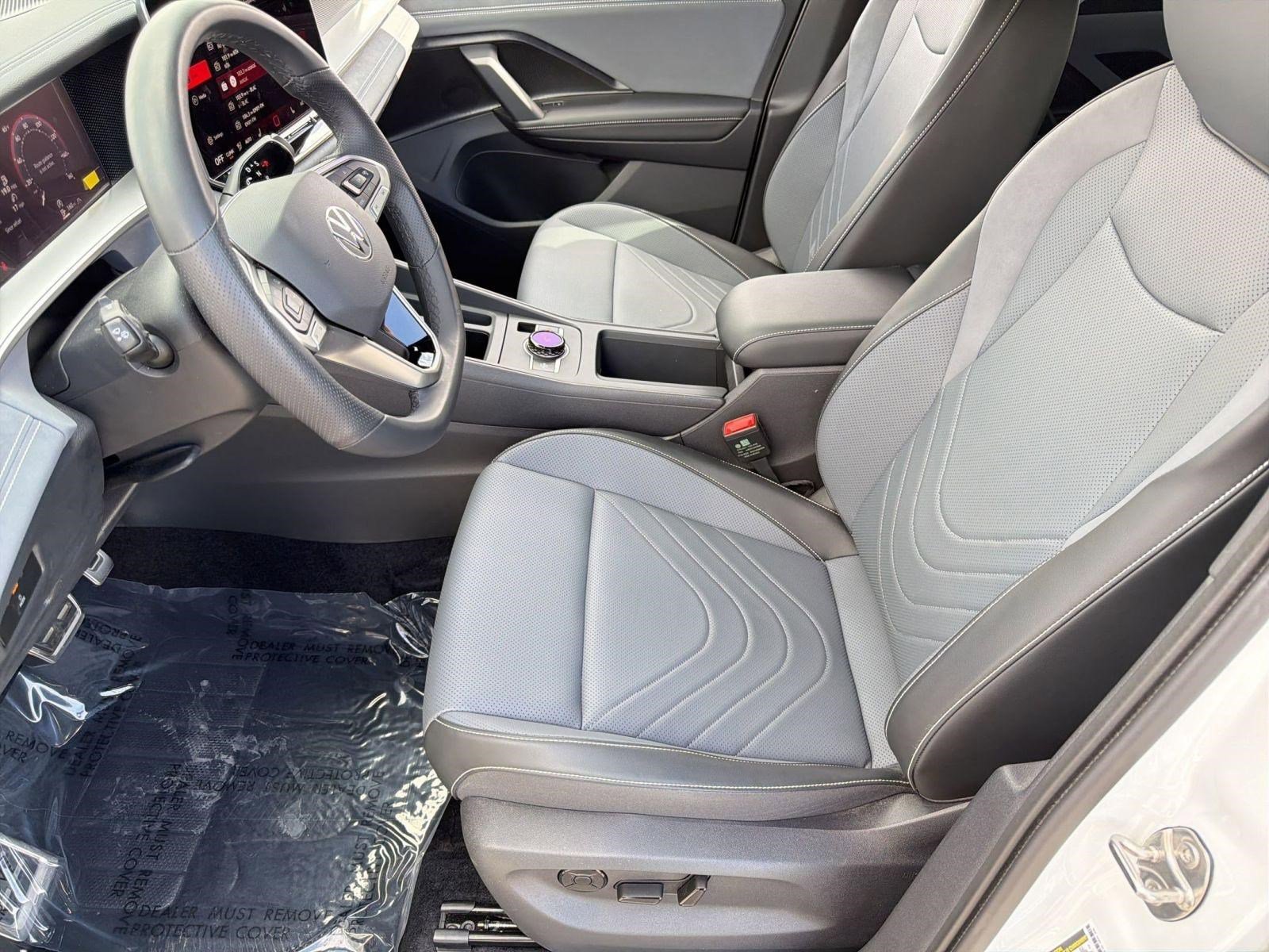 Used 2025 Volkswagen Tiguan SE R-Line image 5