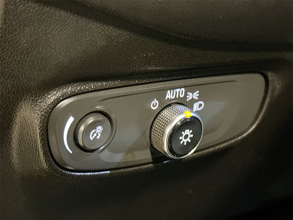 Used 2021 Chevrolet Equinox LS image 9