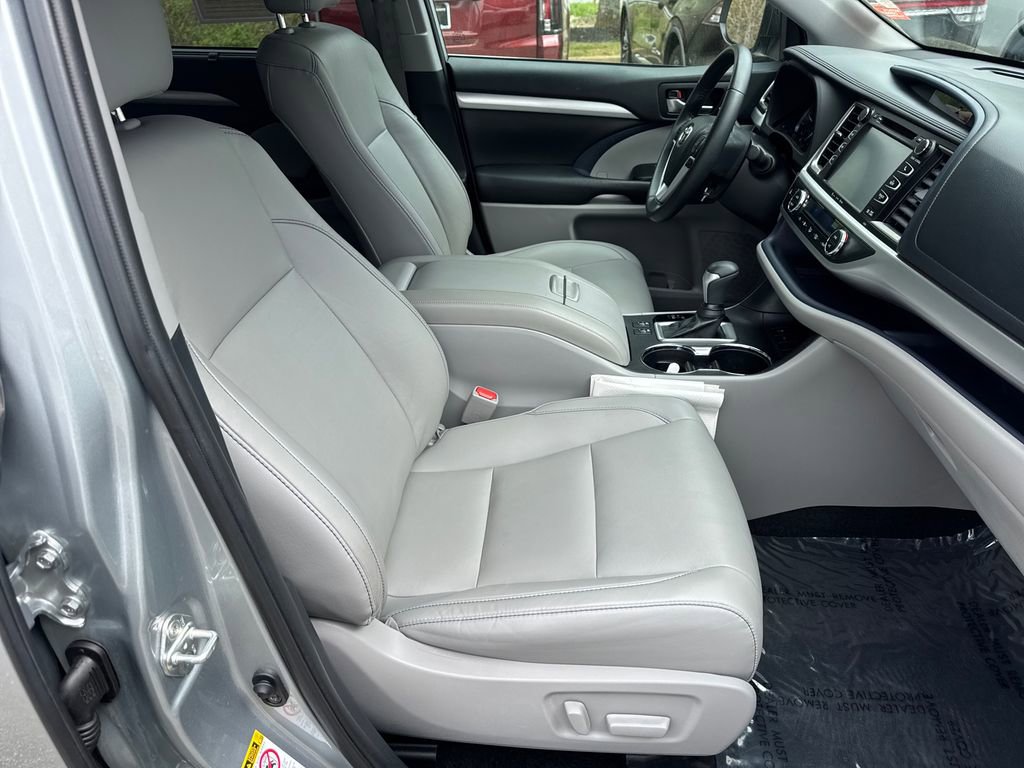 Used 2019 Toyota Highlander XLE FWD image 13