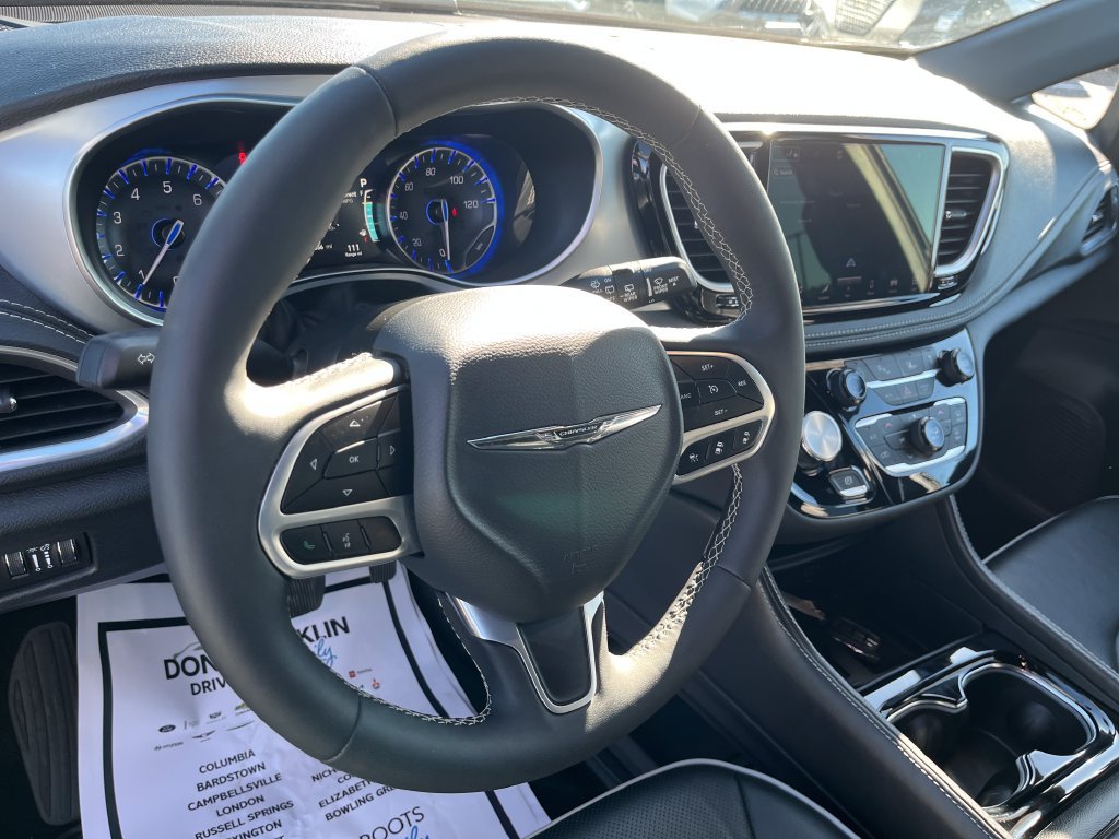 Used 2026 Chrysler Pacifica Limited FWD image 14