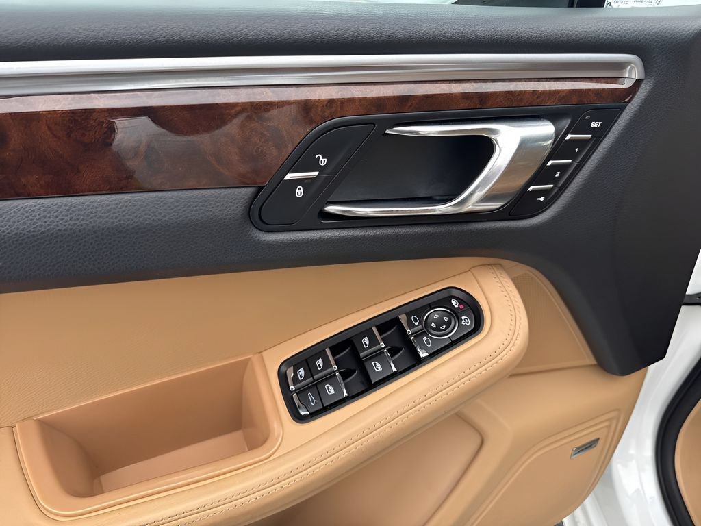 Used 2017 Porsche Macan Turbo AWD/4WD image 30