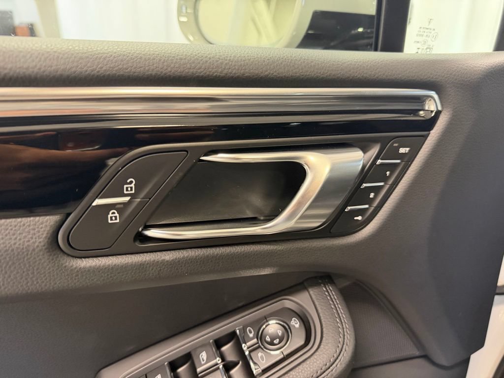 Certified 2026 Porsche Macan AWD/4WD image 7