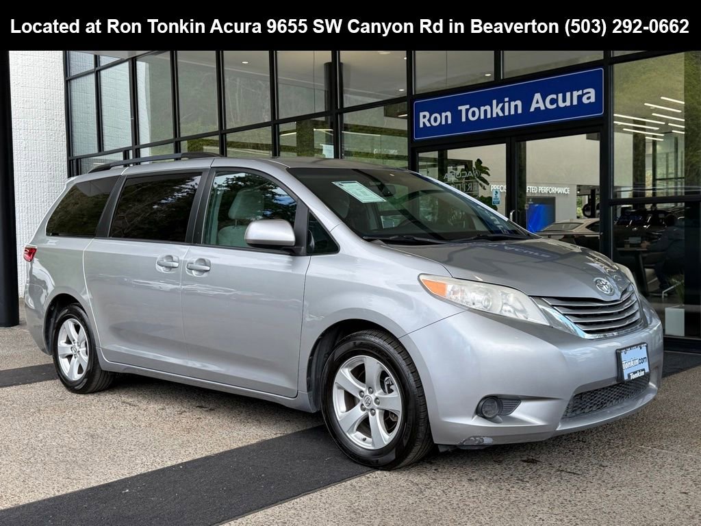 Used 2017 Toyota Sienna LE image 1