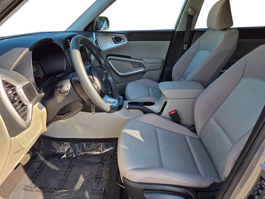 Certified 2025 Kia Soul LX w/ LX Technology Package FWD image 17