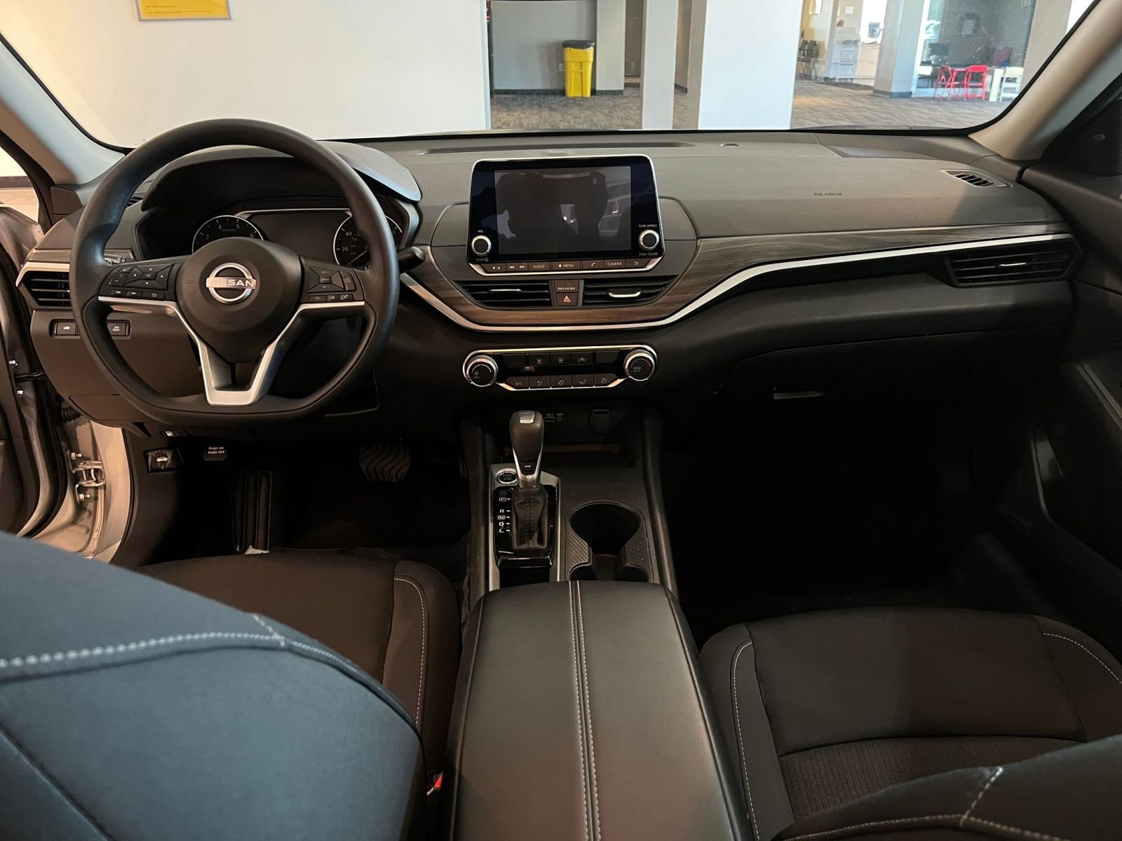 Used 2025 Nissan Altima 2.5 SV image 32