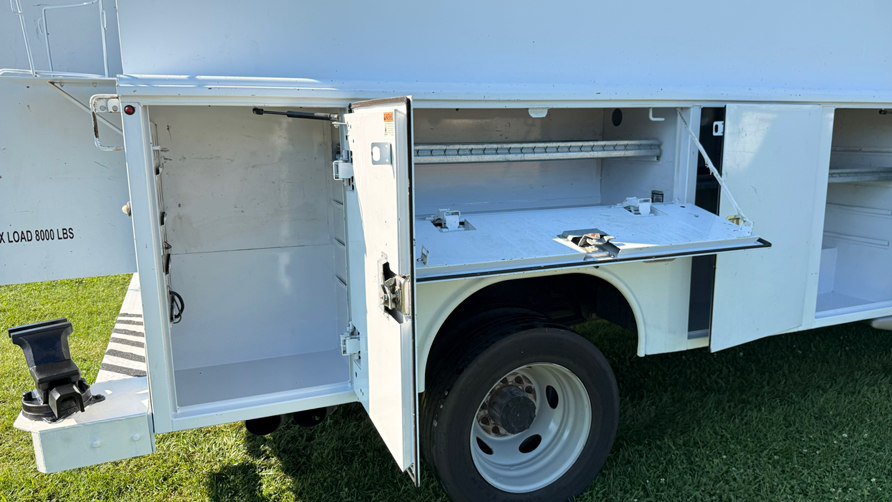 Used 2015 Ford F550 2WD Regular Cab Super Duty image 33