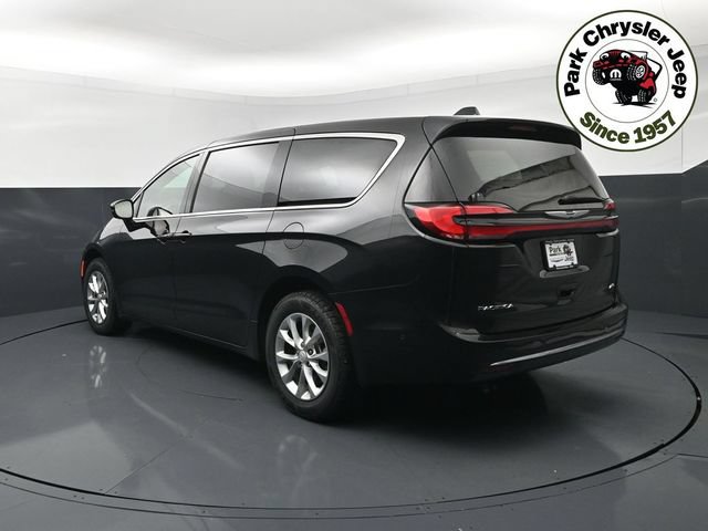 Certified 2025 Chrysler Pacifica Select AWD/4WD image 4