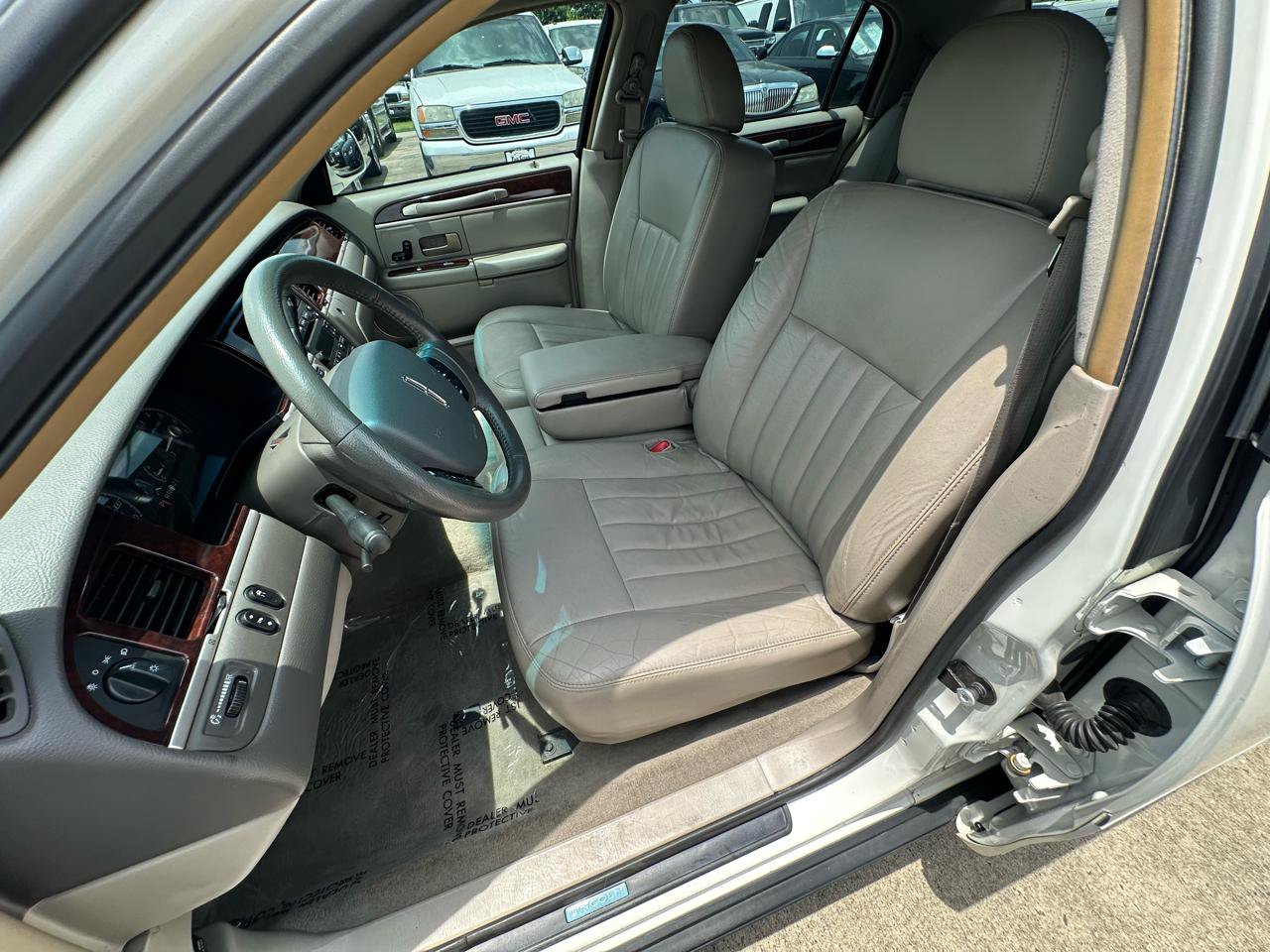 Used 2006 Lincoln Town Car Signature RWD image 43