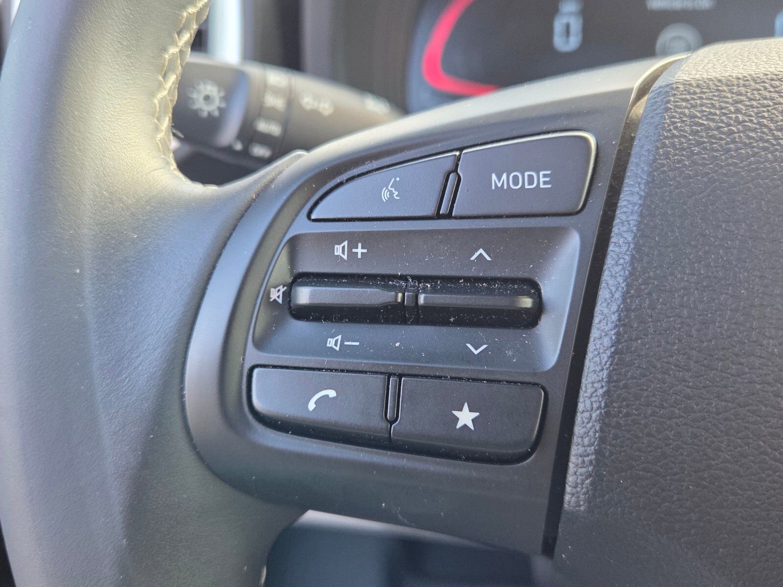 Used 2024 Hyundai Venue SEL image 24