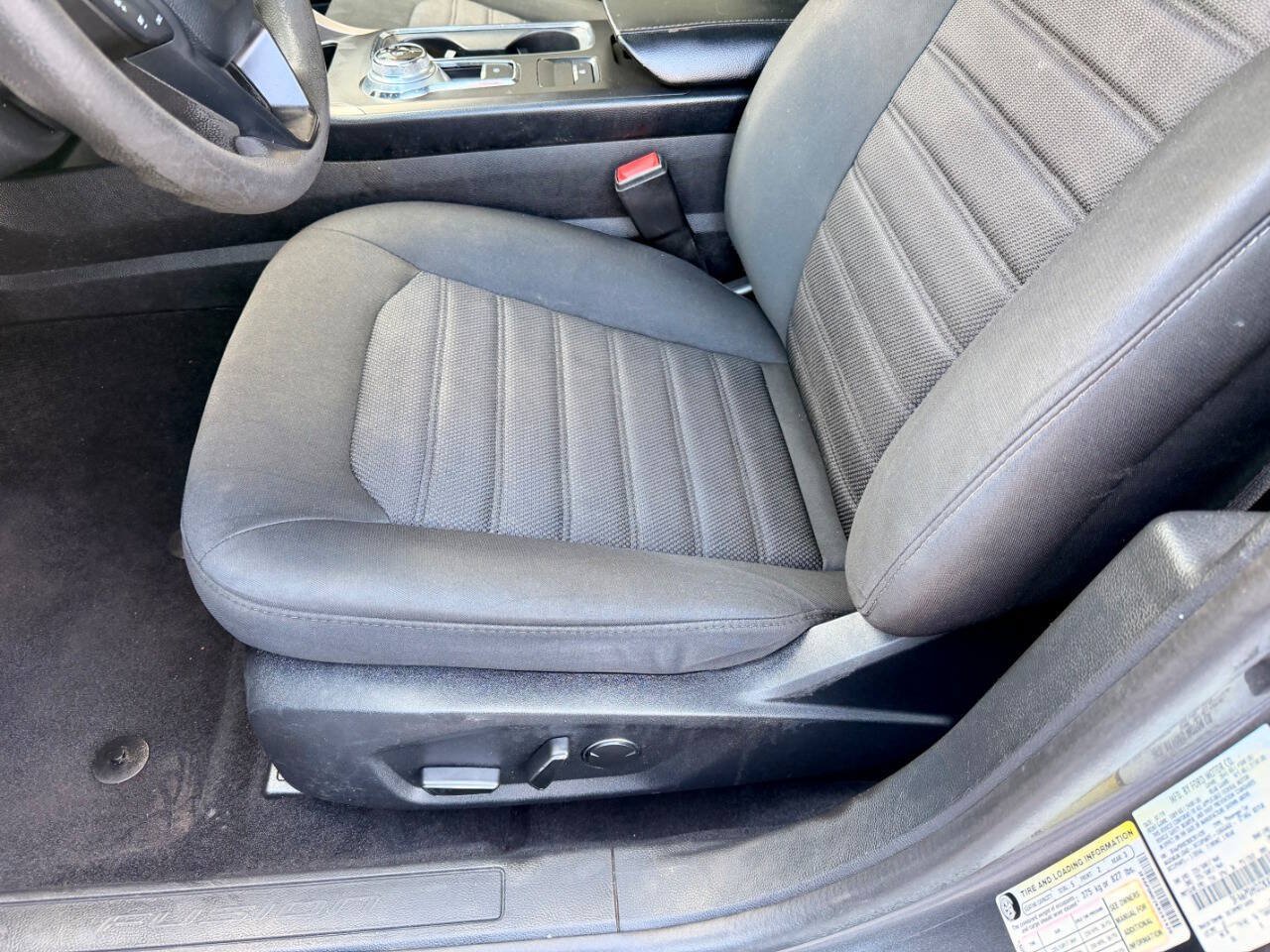 Used 2019 Ford Fusion SE FWD image 8