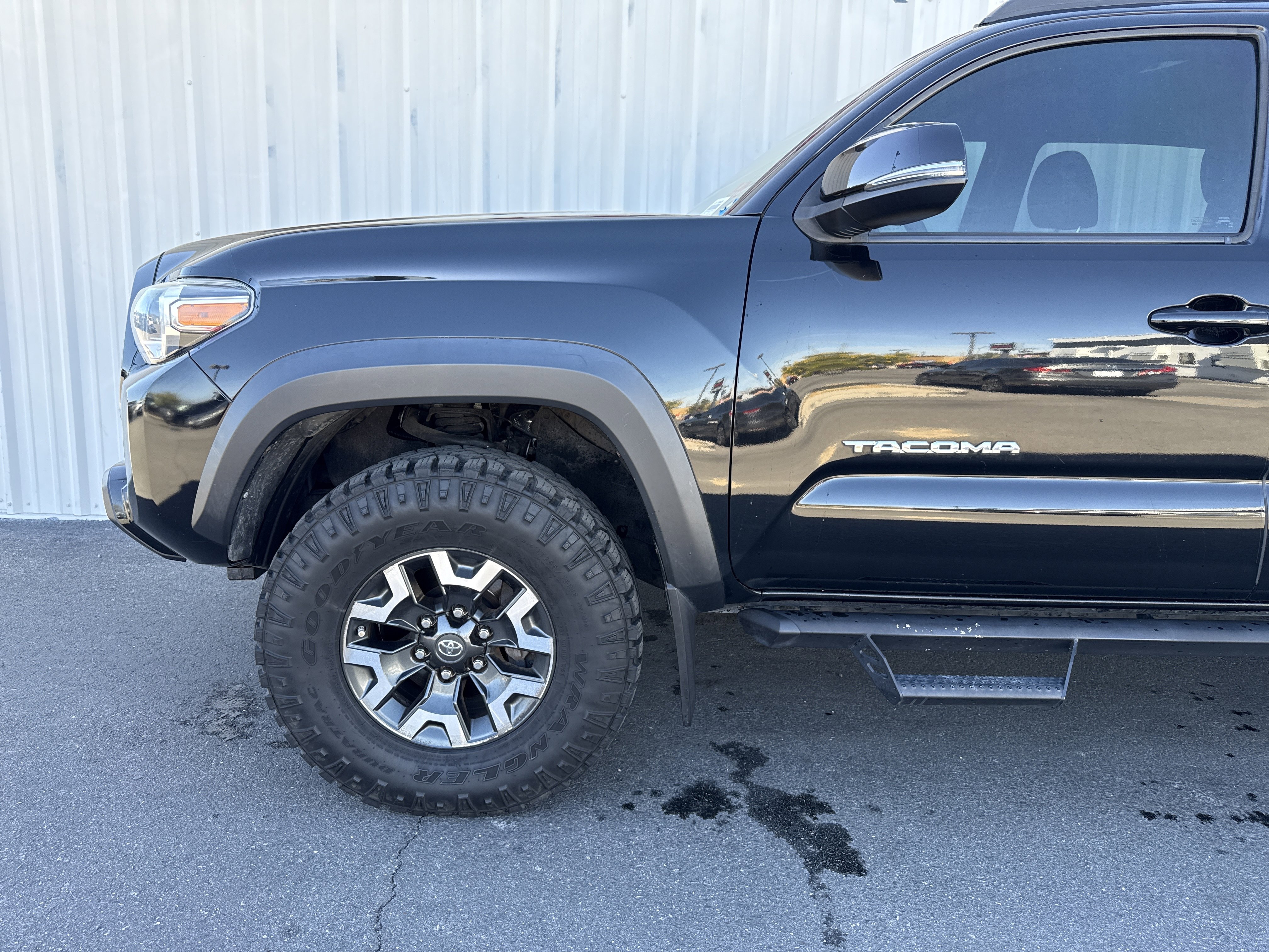 Used 2017 Toyota Tacoma TRD Off-Road w/ Tow Package (A/T) image 6