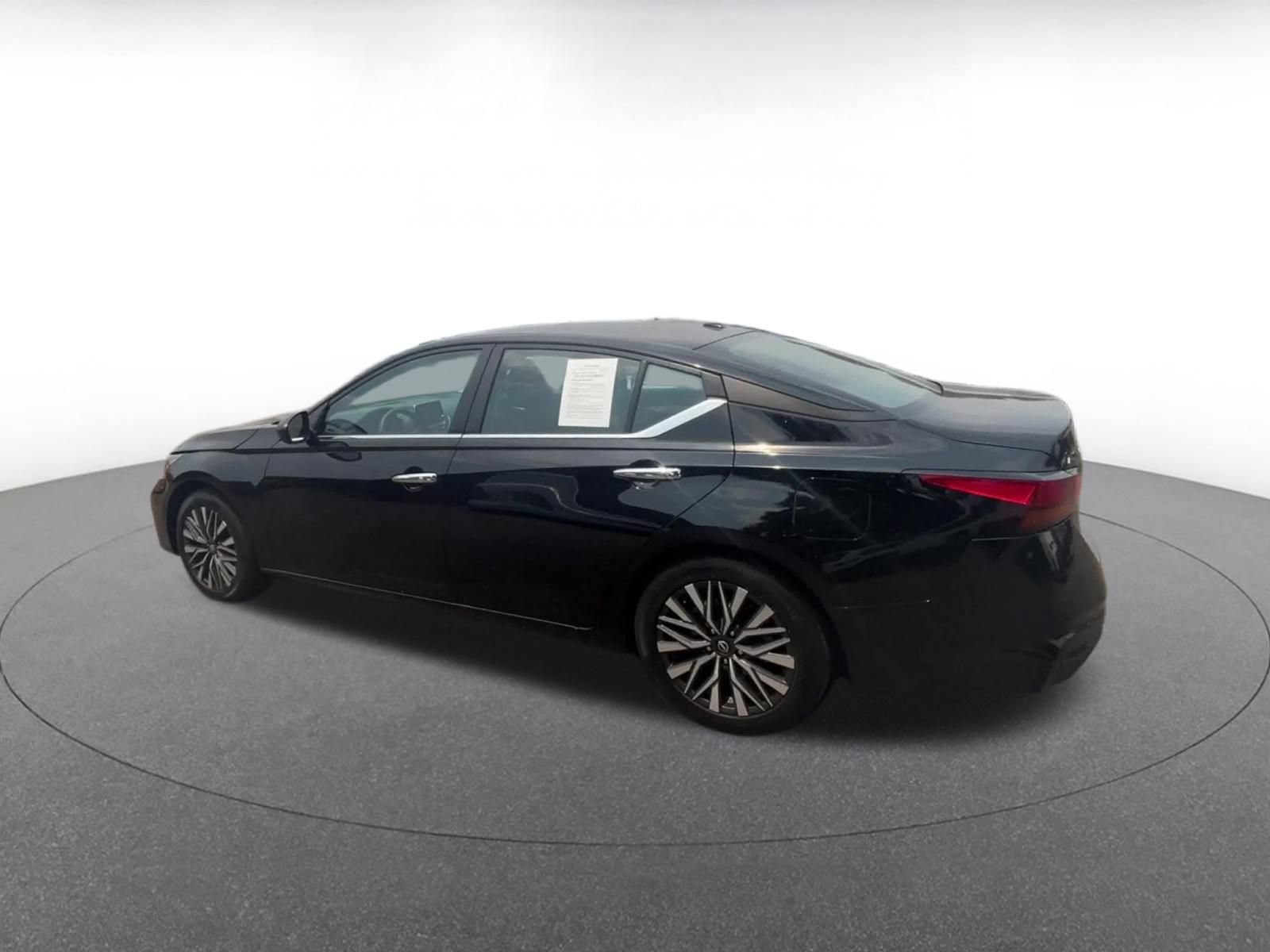 Used 2025 Nissan Altima 2.5 SV FWD image 10
