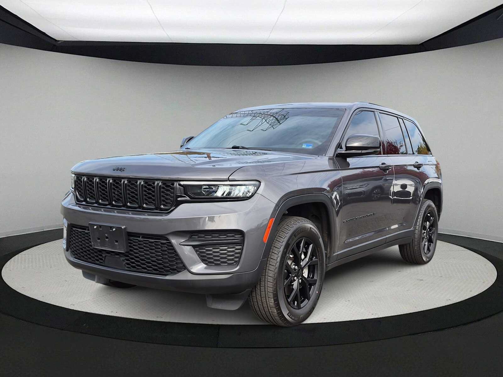 Used 2024 Jeep Grand Cherokee Altitude AWD/4WD image 4