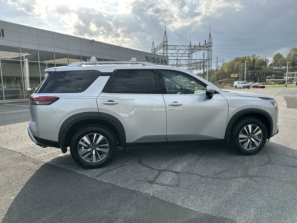 Used 2024 Nissan Pathfinder SL w/ Lighting Package (N92) image 8