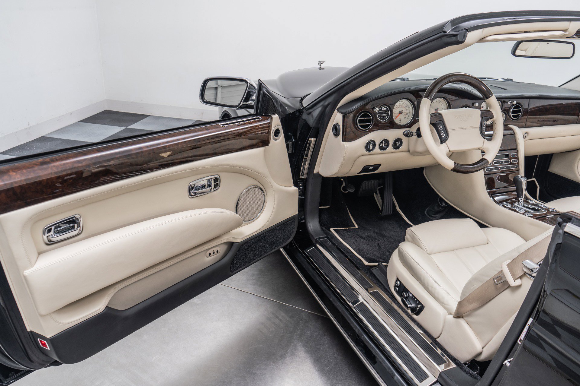 Used 2009 Bentley Azure RWD image 23