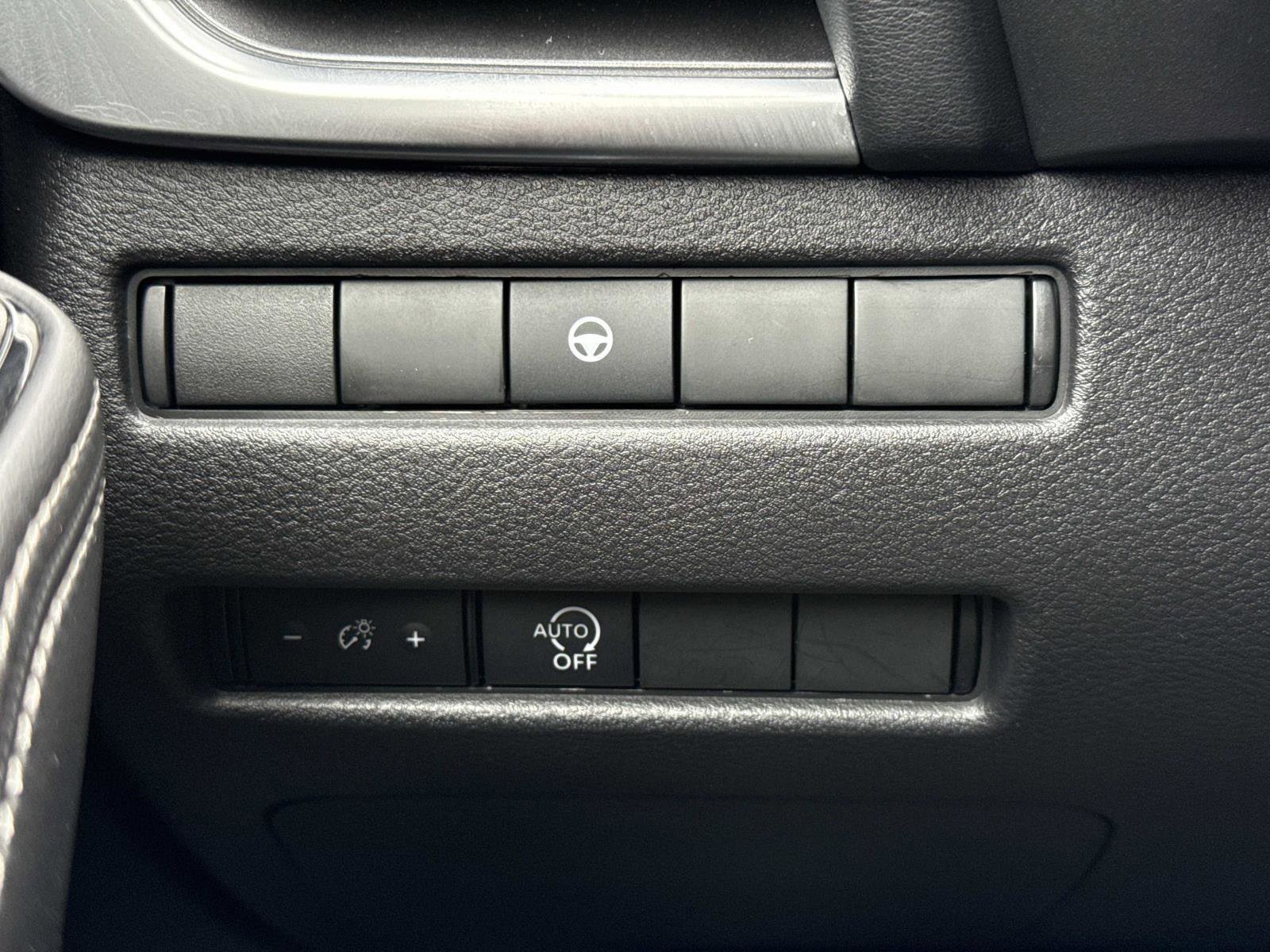 Used 2023 Nissan Rogue SV AWD/4WD image 12