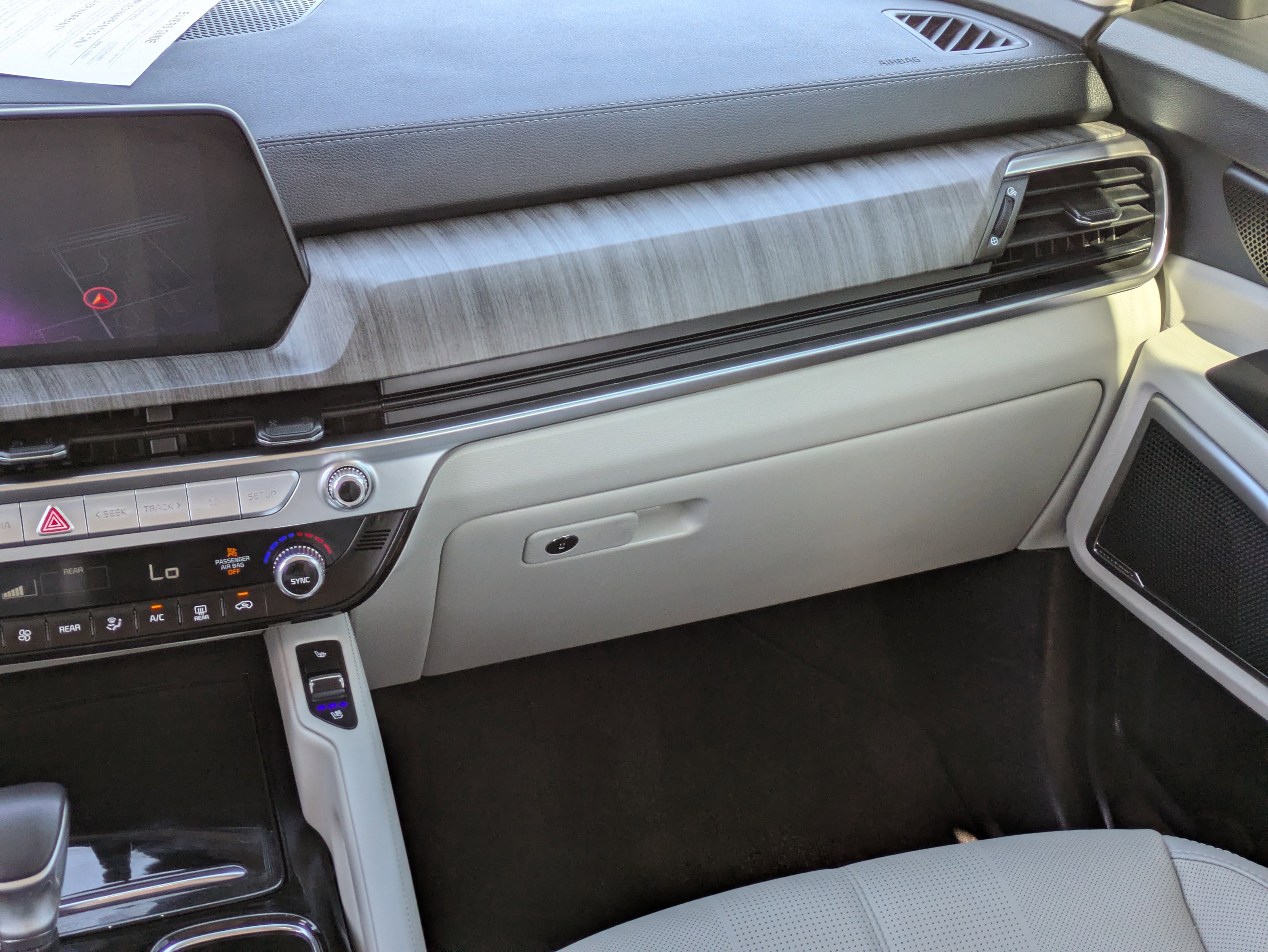 Used 2024 Kia Telluride EX w/ EX Captain's Chair Package image 19