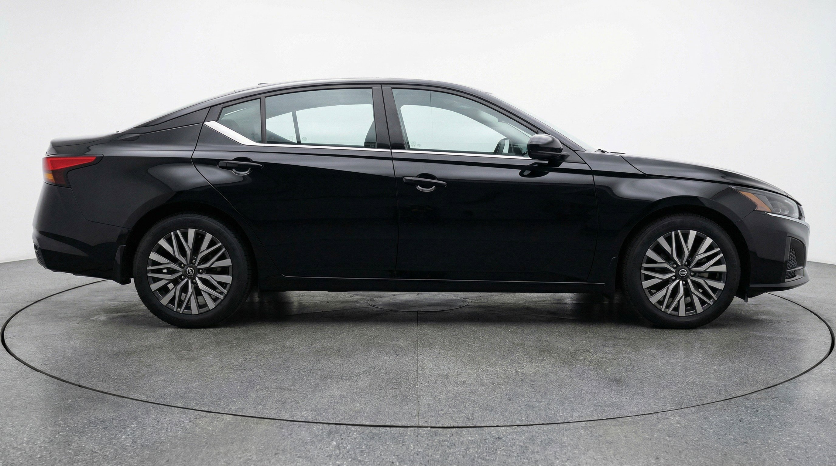 Used 2025 Nissan Altima 2.5 SV image 11