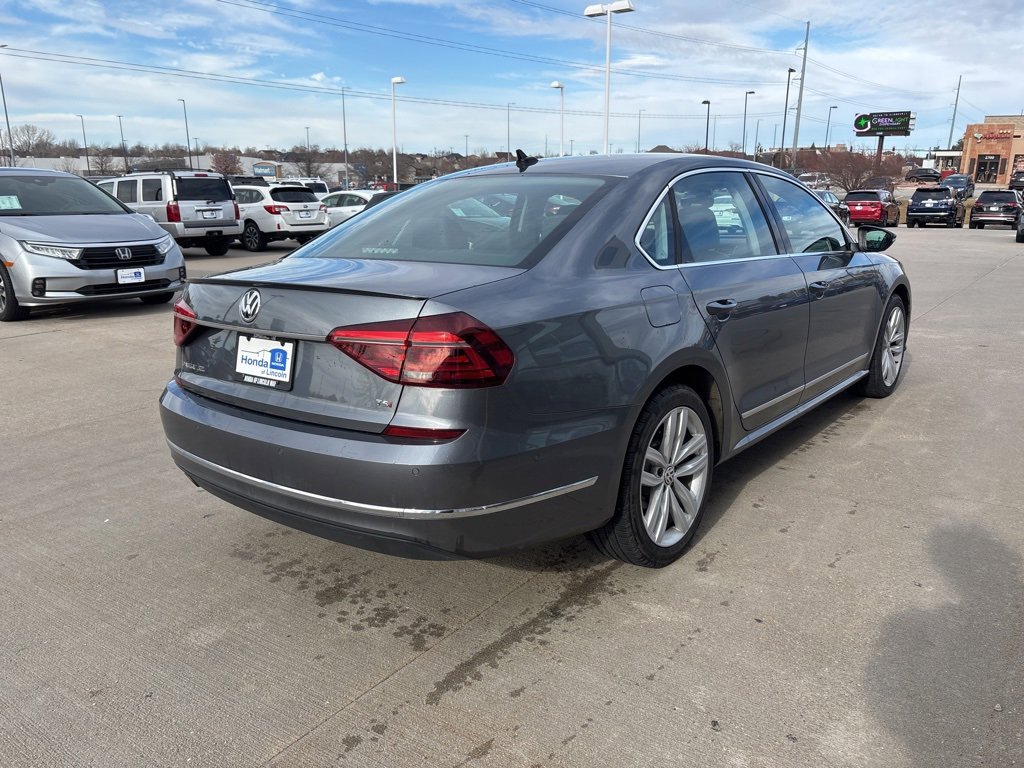 Used 2018 Volkswagen Passat 2.0T SEL Premium image 4