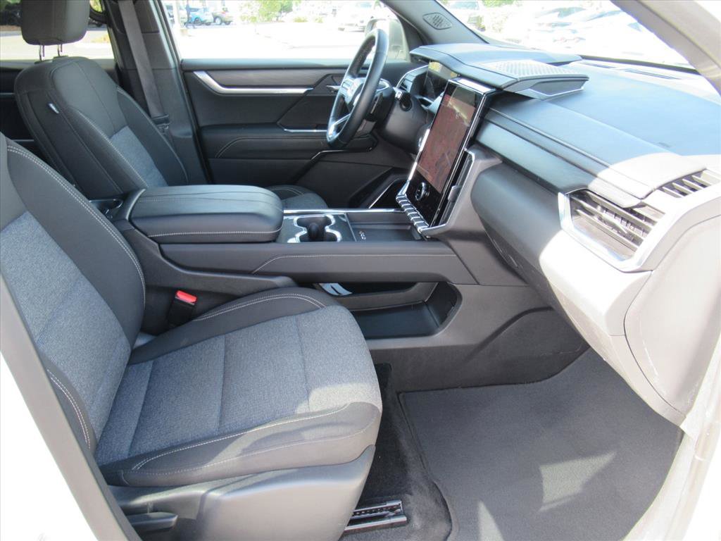 Used 2025 GMC Acadia Elevation FWD image 9