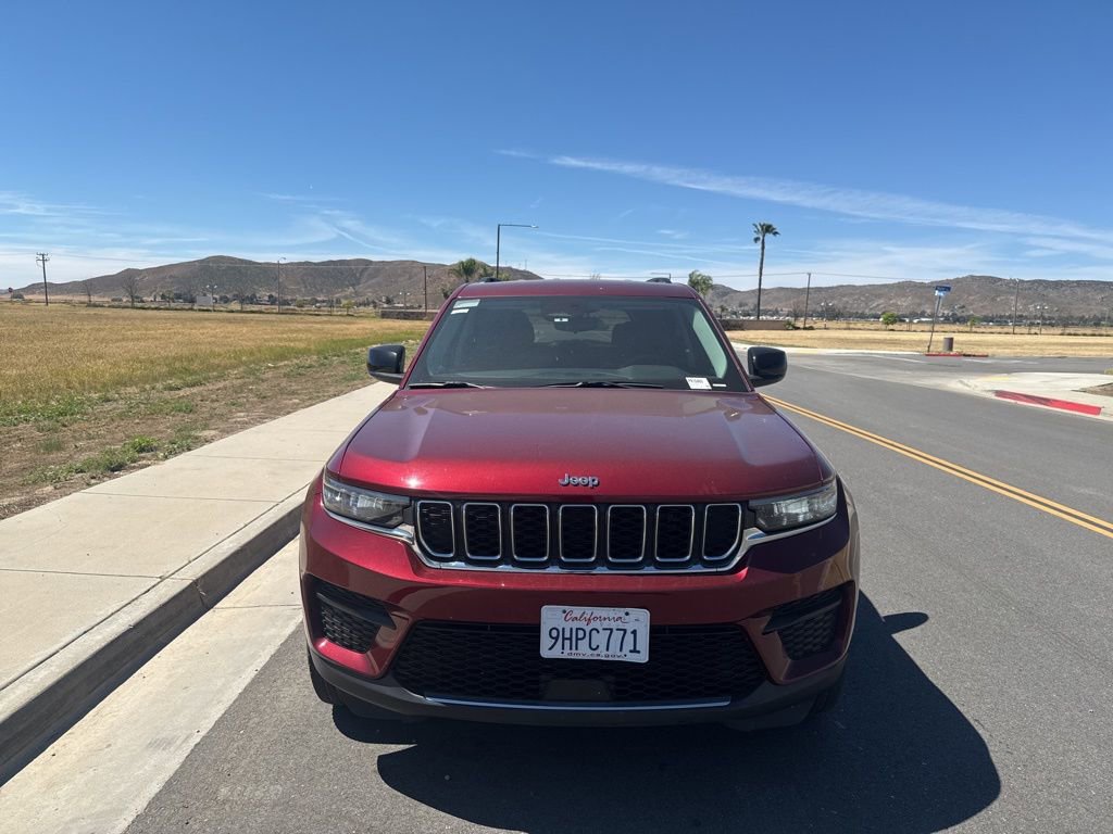 Used 2023 Jeep Grand Cherokee Laredo image 3