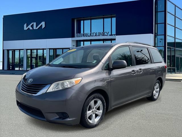 Used 2017 Toyota Sienna LE FWD image 3