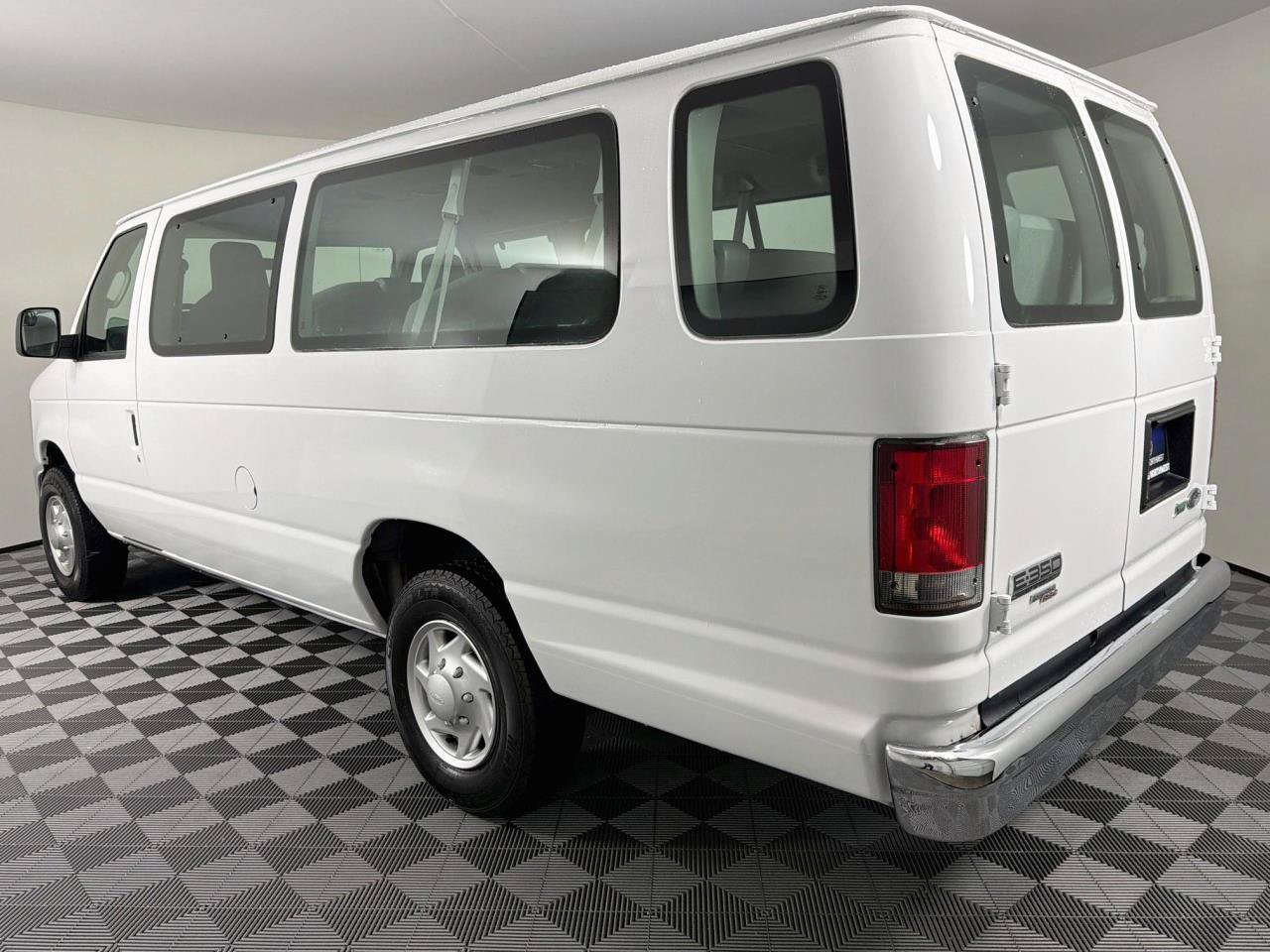 Used 2014 Ford E-350 and Econoline 350 XLT RWD image 8