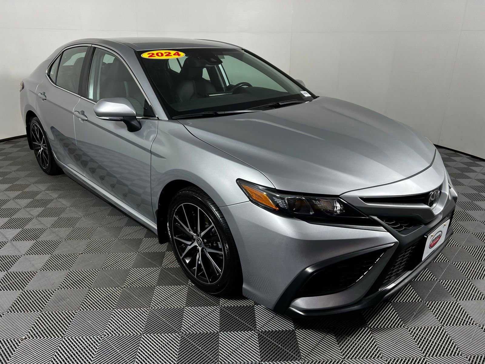 Used 2024 Toyota Camry SE image 3
