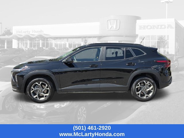 Used 2025 Chevrolet Trax LT FWD image 2